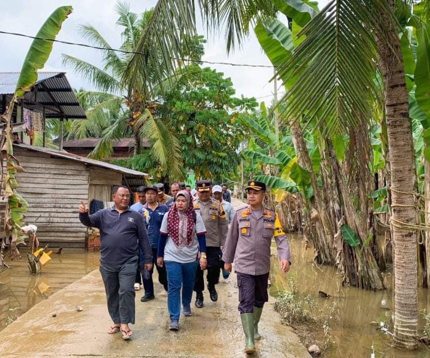 Pj Sekda beserta rombongan lakukan peninjauan TPS yang terendam banjir.