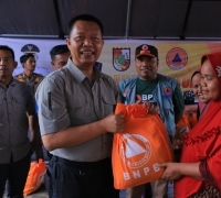 Pemko Pekanbaru Salurkan Bantuan Kepada Masyarakat Yang Terdampak Banjir di Kelurahan Meranti Pandak