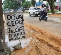 Pemprov Desak Pemkot Untuk Segera Perbaiki Jalan Rusak di Pekanbaru
