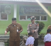 Program Polsek Rupat Sambangi Pelajar Menjadi Pembina Upacara di SDN 2 Rupat