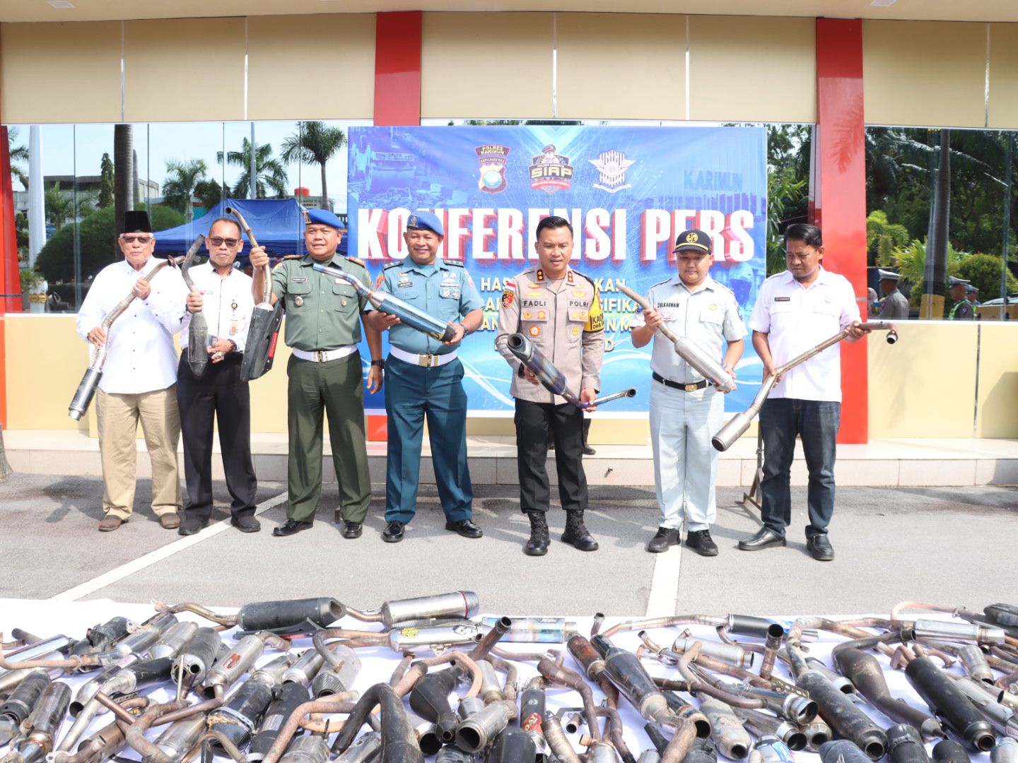 Satlantas Polres Karimun Musnahkan 241 Knalpot Brong Melalui Konferensi pers, Kapolres Karimun musnahkan knalpot brong.
