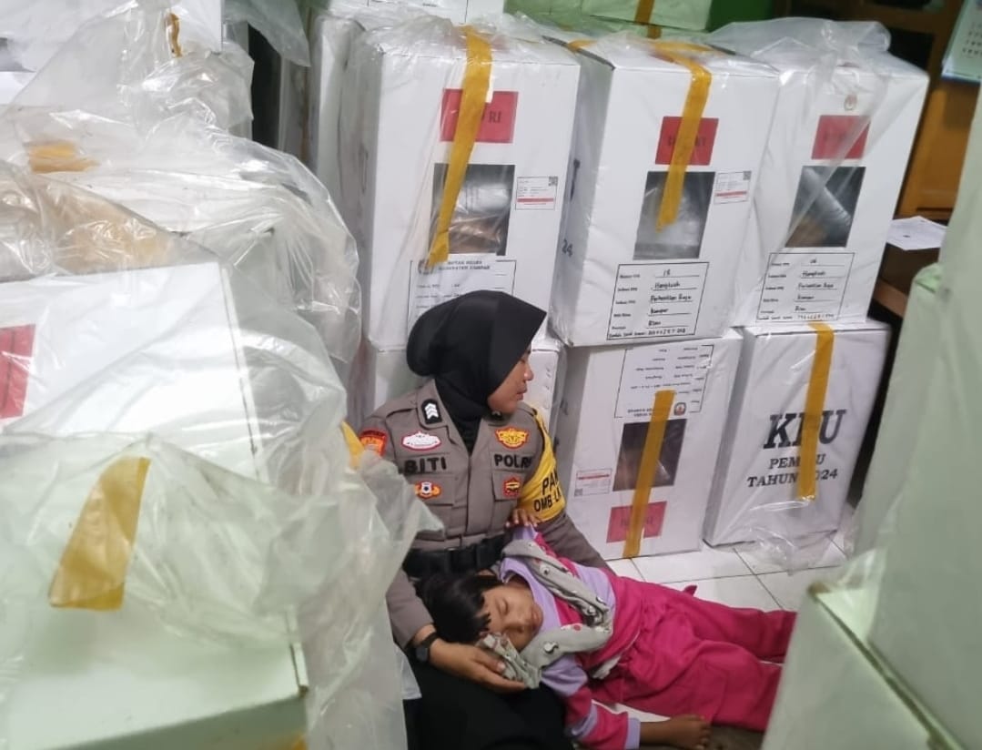 Terharu, Personil PAM TPS Polsek Perhentian Raja Didatangi Anak Balitanya Saat Bertugas