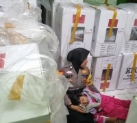 Terharu, Personil PAM TPS Polsek Perhentian Raja Didatangi Anak Balitanya Saat Bertugas