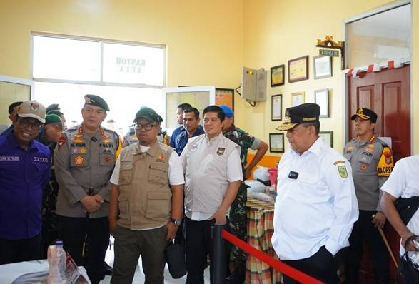 Pastikan Pemilu Berjalan Dengan Lancar, Gubri Tinjau TPS di Pekanbaru dan Kampar