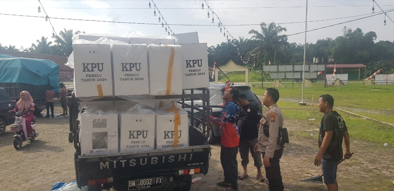 Personil Kapolsek Tapung Hilir Kawal Pendistribusian Logistik ke Gudang Kantor Camat