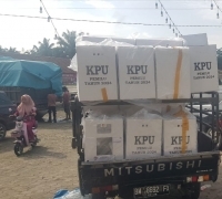 Personil Kapolsek Tapung Hilir Kawal Pendistribusian Logistik ke Gudang Kantor Camat