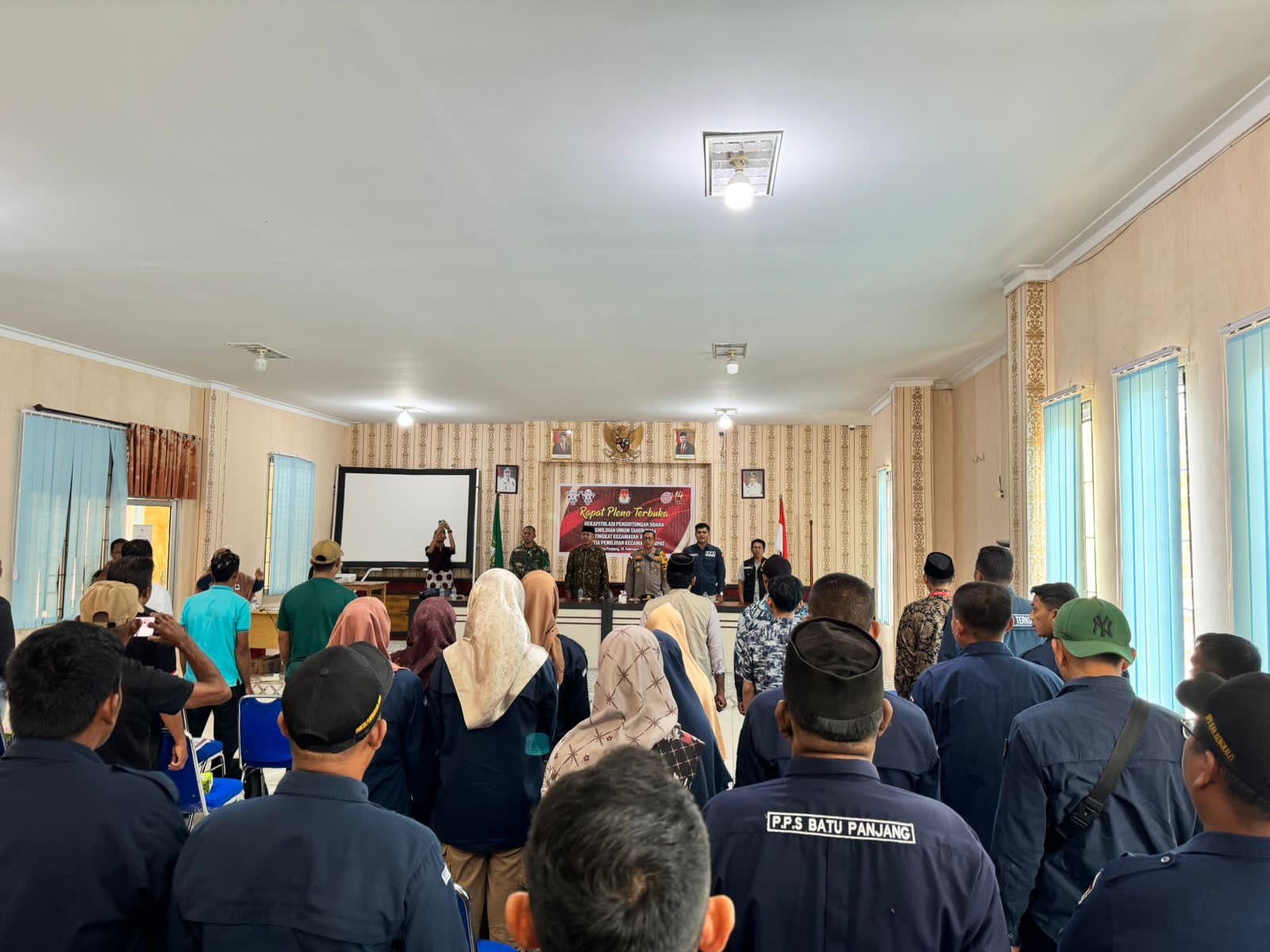 Kapolsek Rupat Dampingi Pembukaan Rapat Pleno Terbuka Rekapitulasi Hasil Pemilu Tingkat Kecamatan Rupat