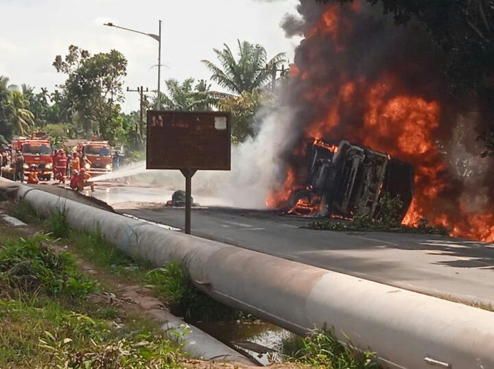 Truk Pengangkut BBM Terbakar di Dumai, Berikut Penjelasannya...
