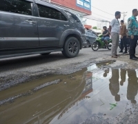 Usai Dilantik, Pj Gubri Tinjau Langsung Jalan Rusak di Pekanbaru