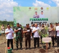 Cegah Kerusakan Lingkungan, Wakil Ketua DPRD Pekanbaru Ginda Burnama ST Ikut Aksi Tanam 1 Juta Pohon