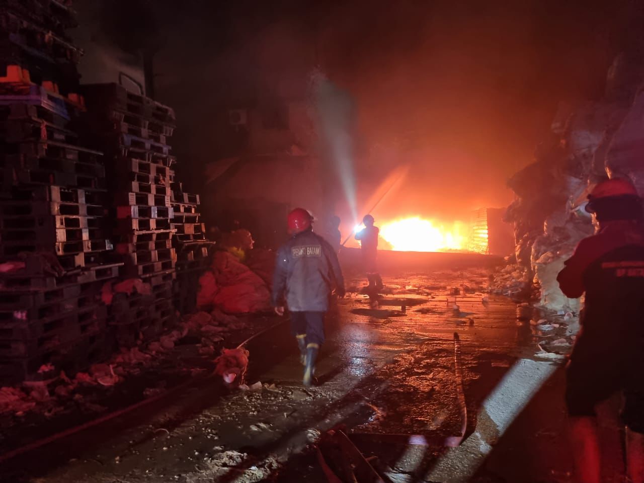 Enam Mobil Pemadaman Dikerahkan, Sijago Merah Luluh Lantakkan Bangun Pabrik Plastik Di Kabil Batam
