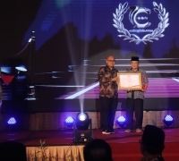Peduli Kepada Anak Yatim, Bupati Pelalawan H. Zukri, SE Terima Penghargaan Pada Acara Cakaplah Award