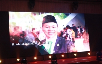 Abdul Wahid Terima Penghargaan Tokoh Politik Inspiratif Dari Cakaplah Award