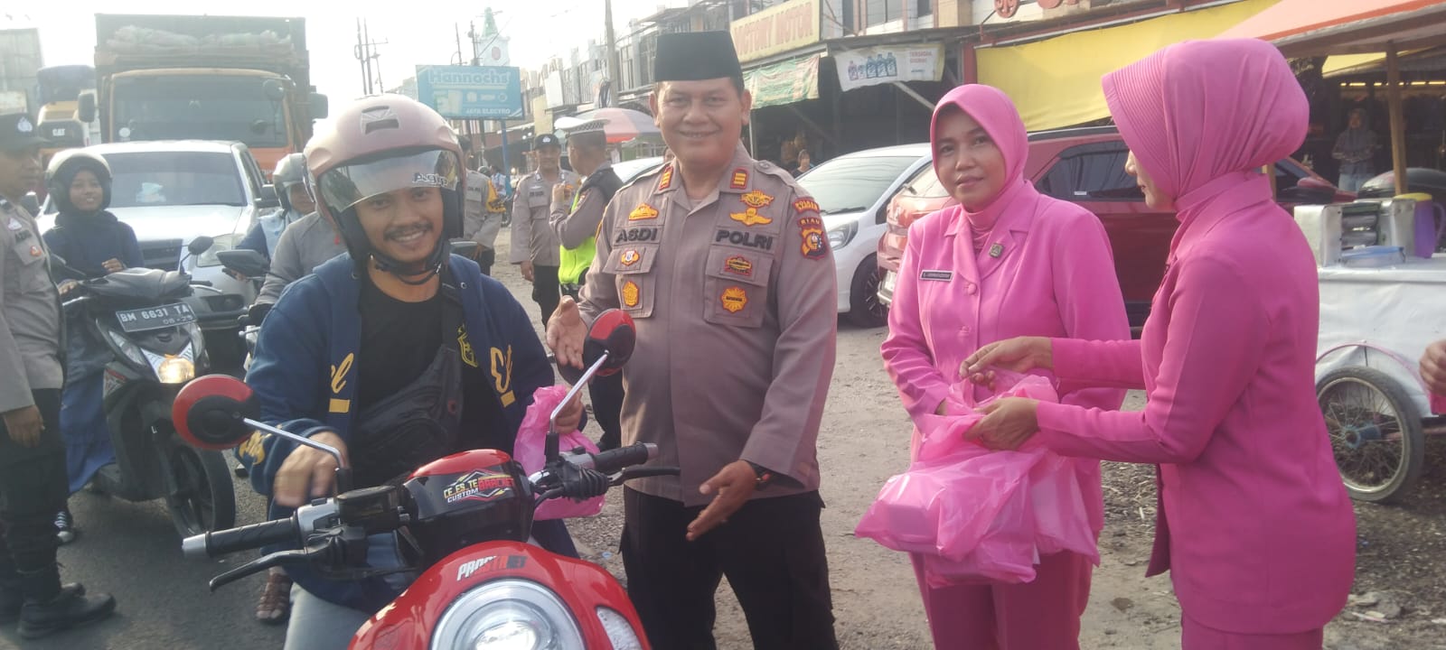 Keluarga Besar Polsek Siak Hulu Berbagi 50 Takjil Kepada Pengguna Jalan Raya Tertib Berlalu Lintas