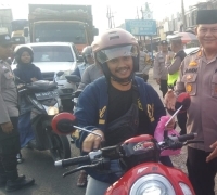 Keluarga Besar Polsek Siak Hulu Berbagi 50 Takjil Kepada Pengguna Jalan Raya Tertib Berlalu Lintas