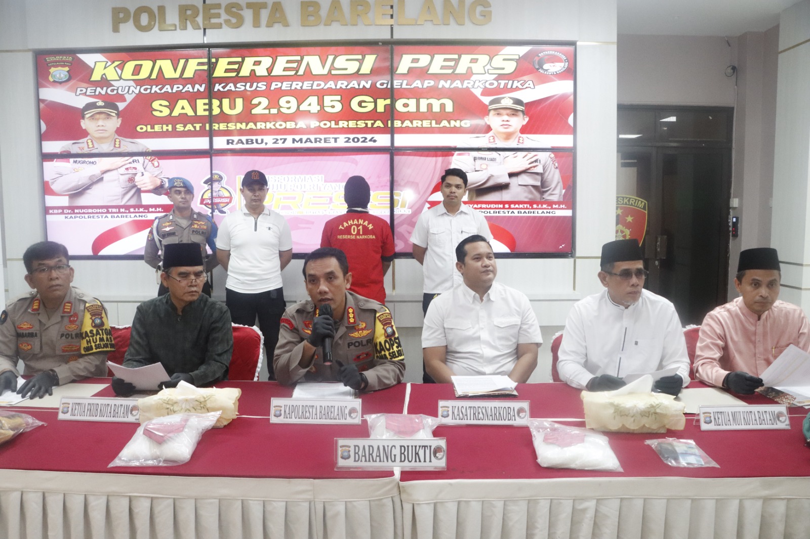 Kapolresta Barelang Gelar Konferensi Pers Ungkap Tersangka Peredaran Gelap Narkotika Jenis Sabu Seberat 2.945