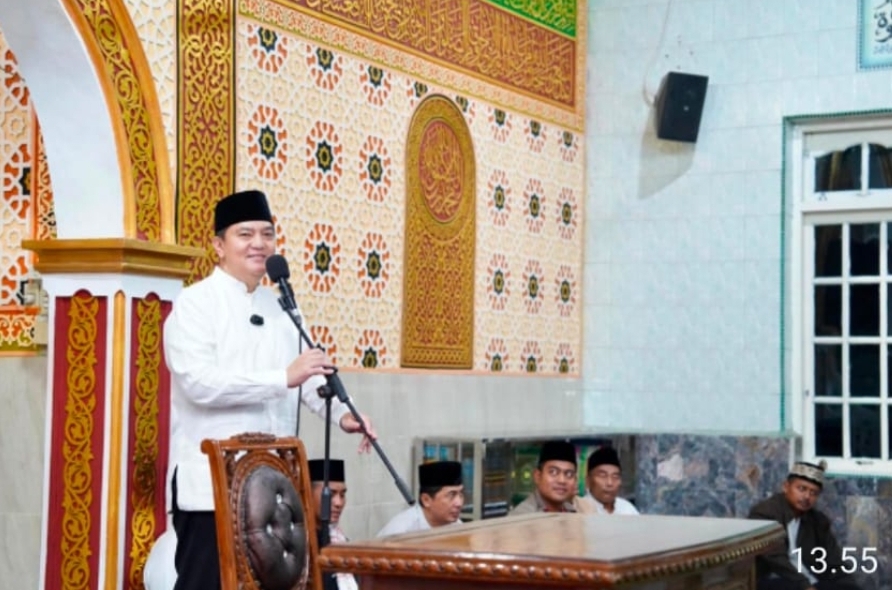 Kapolda Riau Melaksanakan Solat Subuh Safari Ramadhan di Masjid Nurul Ikhlas