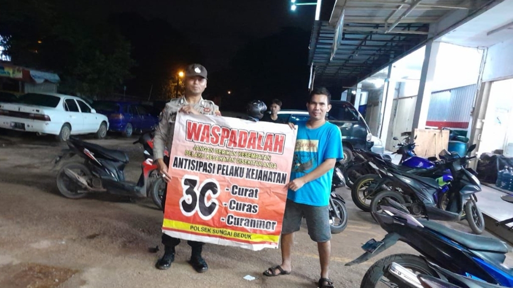 Personil Polsek Sungai Beduk Polresta Barelang Laksanakan Strong Point Pagi Antisipasi Kemacetan Pada Pagi Hari