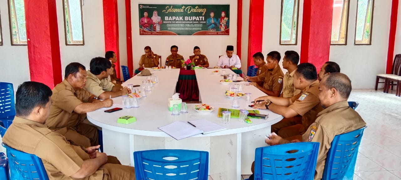 Camat Kuala Kampar Pimpin Rapat Pembentukan Panitia HUT Kecamatan Kuala Kampar ke 76 Sekaligus Hardiknas Foto Dok Istimewa (Fitra Helmi)