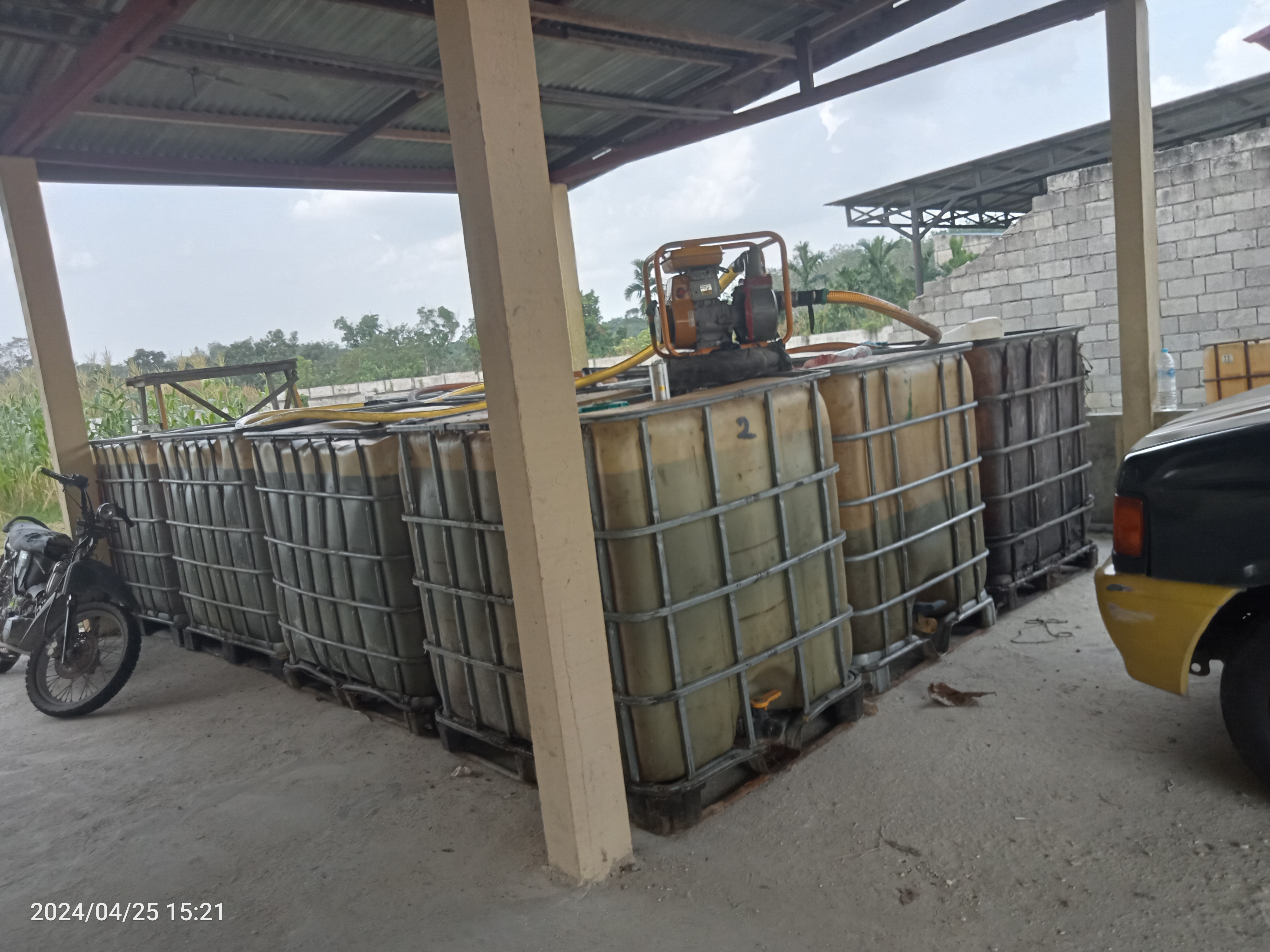 Barang Bukti Hasil Sitaan Minyak Subsidi Polres Kampar Parkir di Mapolsek Bangkinang Kota, Pelaku Masih Buron.