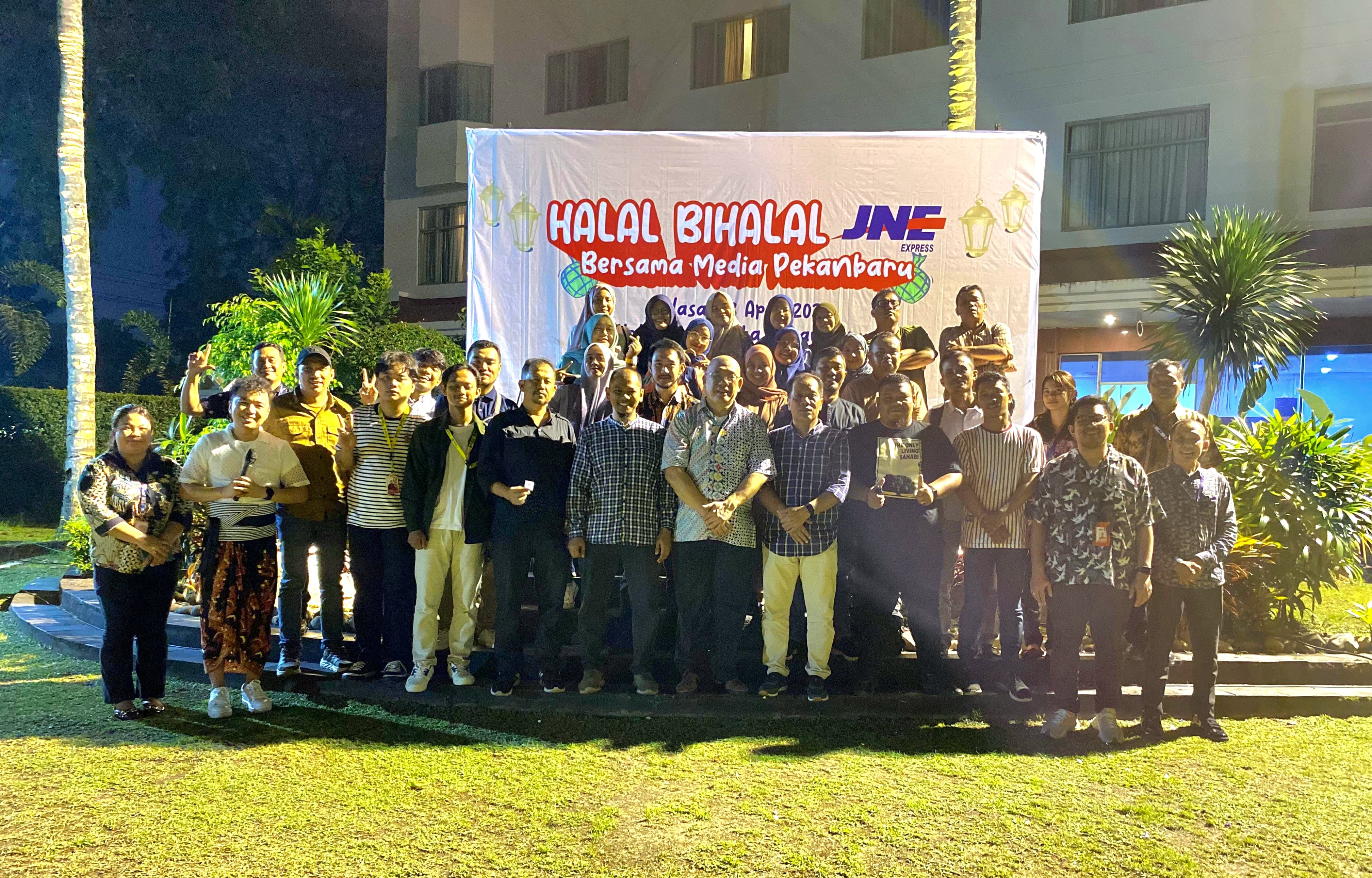 Pererat Silaturahmi, JNE Gelar Halal Bihalal bersama Media Pekanbaru