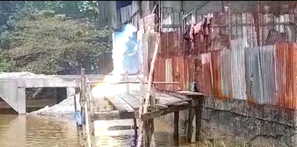 Merusak Ekosistem Sungai Siak, Warga Keluhkan Pembuangan Limbah Diduga Berasal Dari Pabrik Peleburan Aluminium Ilegal