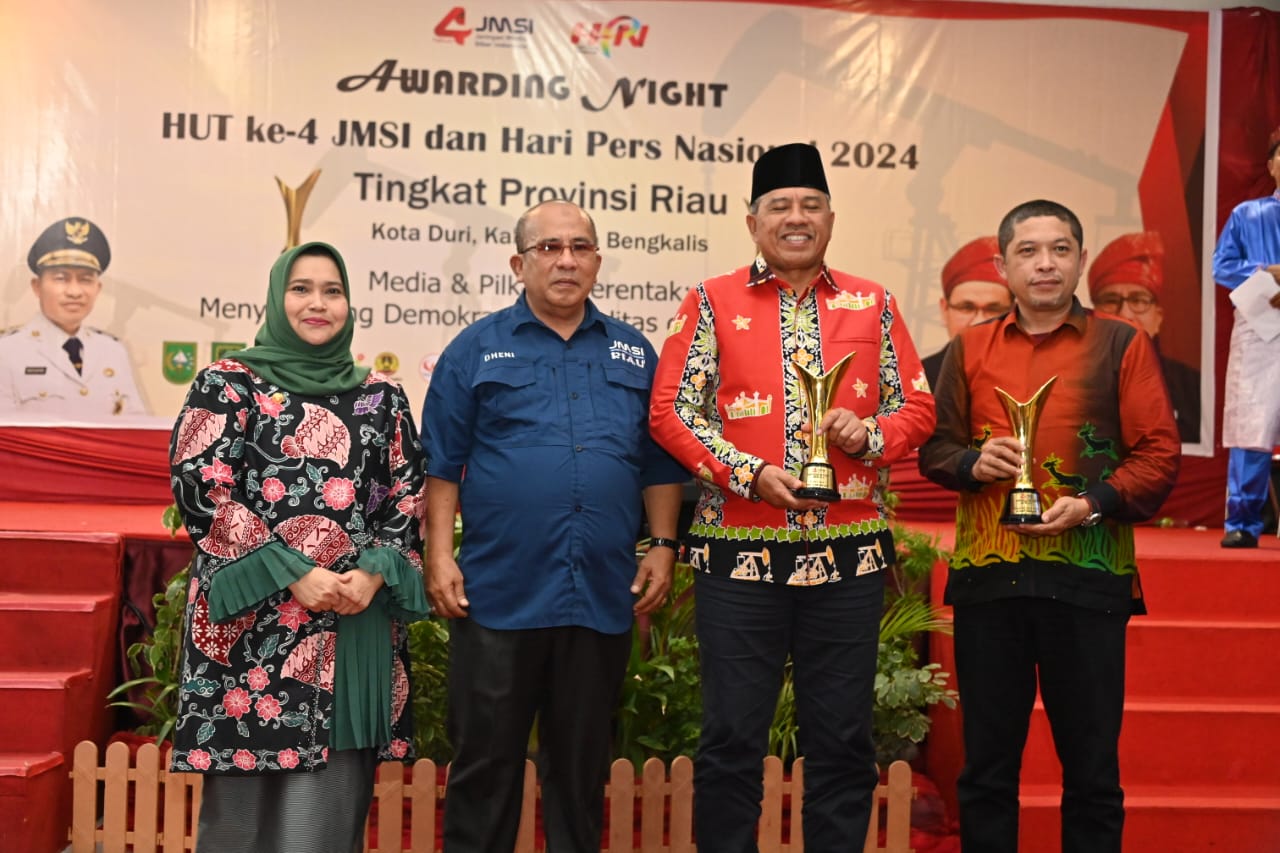 Bupati Pelalawan H. Zukri SE Terima Piagam Penghargaan JMSI Award 2024