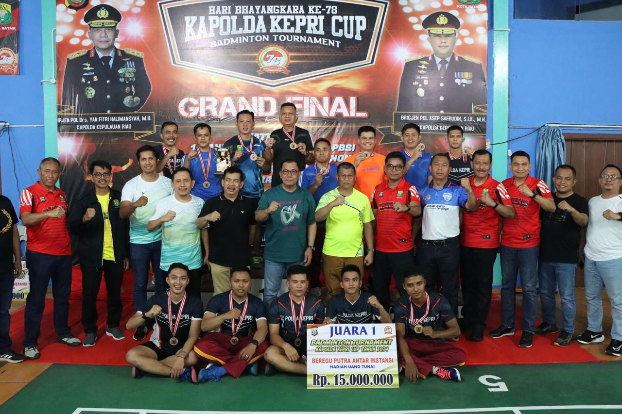 IRJEN POL YAN FITRI HALIMANSYAH KAPOLDA KEPRI TUTUP TURNAMEN BADMINTON DALAM RANGKA HARI BHAYANGKARA KE-78