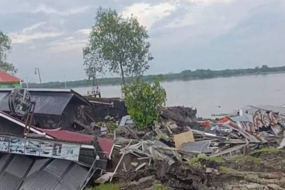 Tembilahan Hulu Di Landa Longsor, Sejumlah Rumah Terjun ke Sungai
