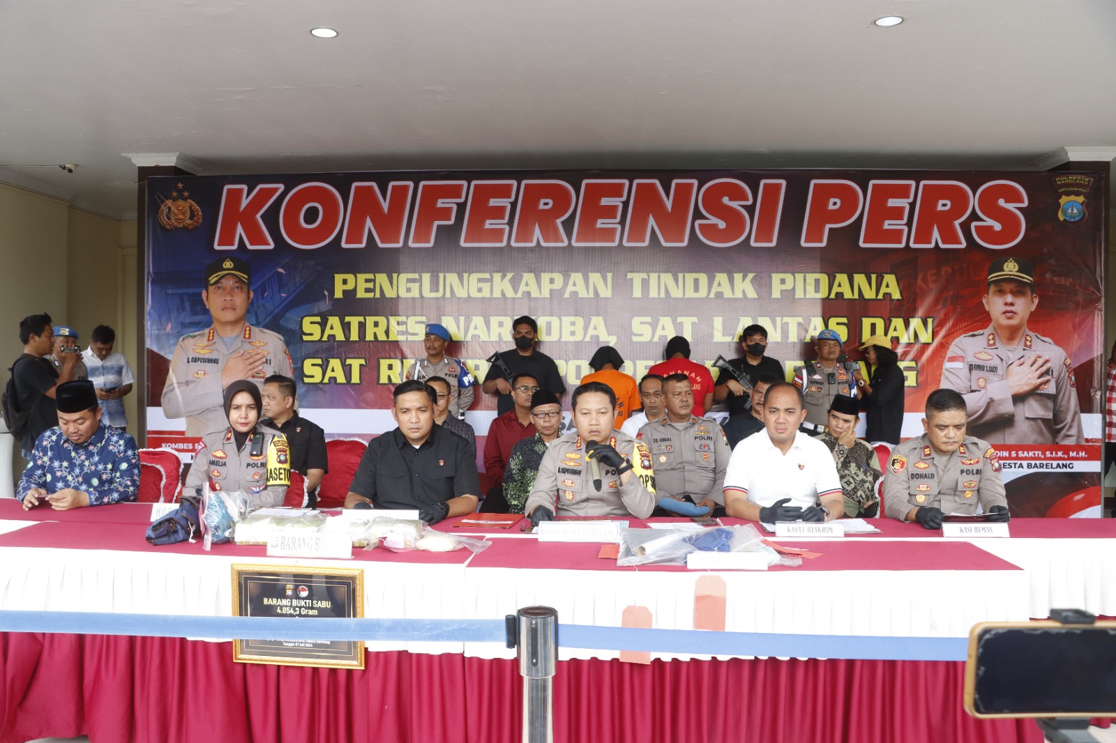 Polresta Barelang Ungkap Tersangka Peredaran Gelap Narkotika Jenis Sabu Seberat 4.054,3 Gram dan Ekstasi Sebanyak 900 Butir