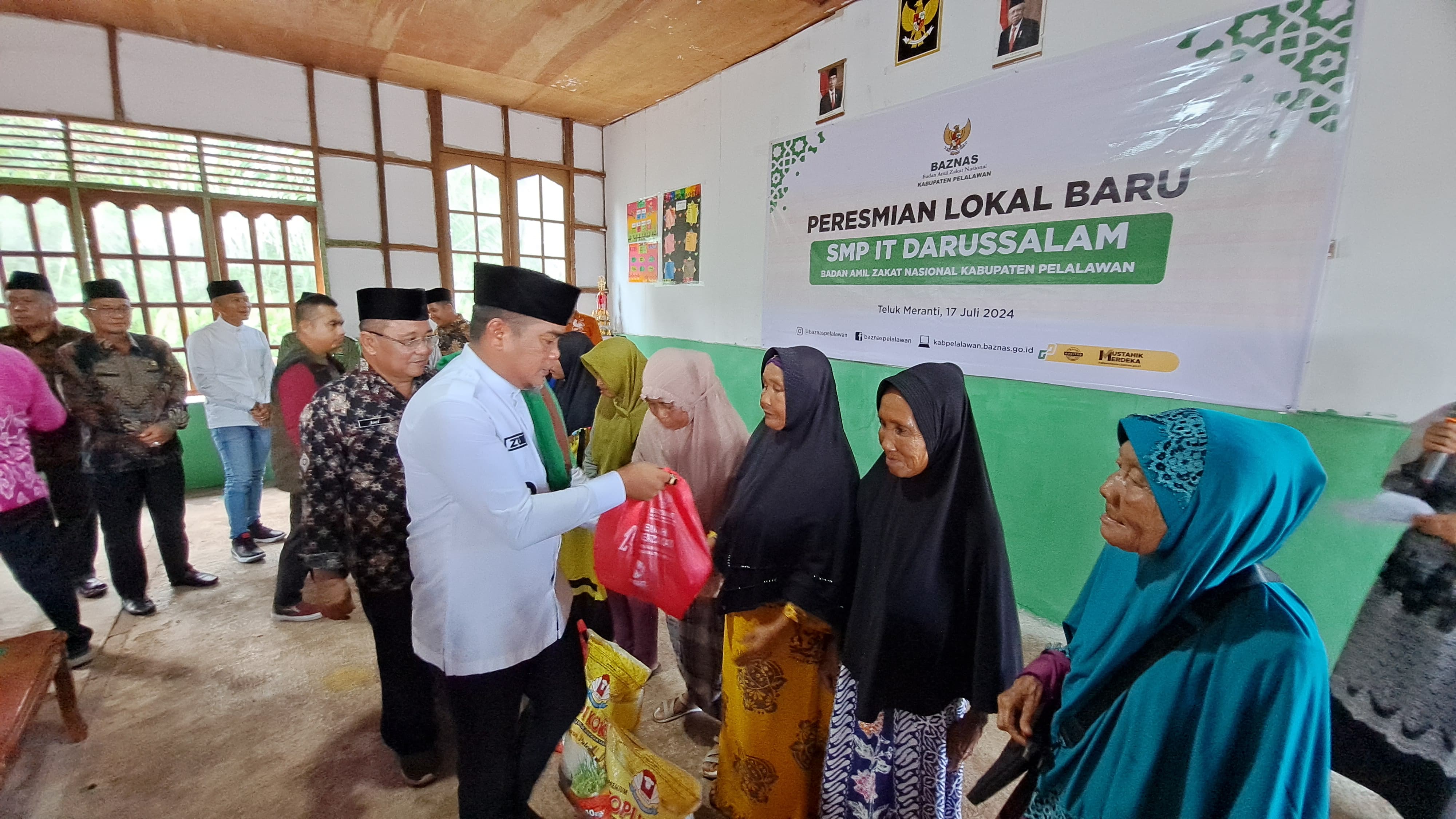 Resmikan SMP IT Darussalam Teluk Meranti, Bupati Zukri Ajak Masyarakat Terus Berzakat