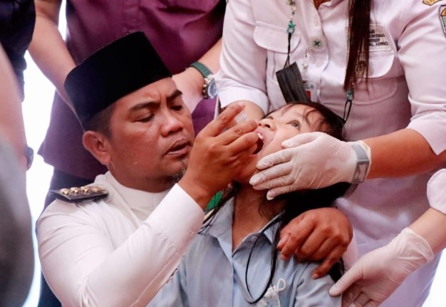 Dalam Rangka PIN Polio Serentak, Bupati Pelalawan H. Zukri, SE Berharap Semua Anak Mendapatkan Vaksin Bupati Pelalawan H. Zukri SE ketika memberikan Vaksin kepada salah satu anak (Foto Dok MC)