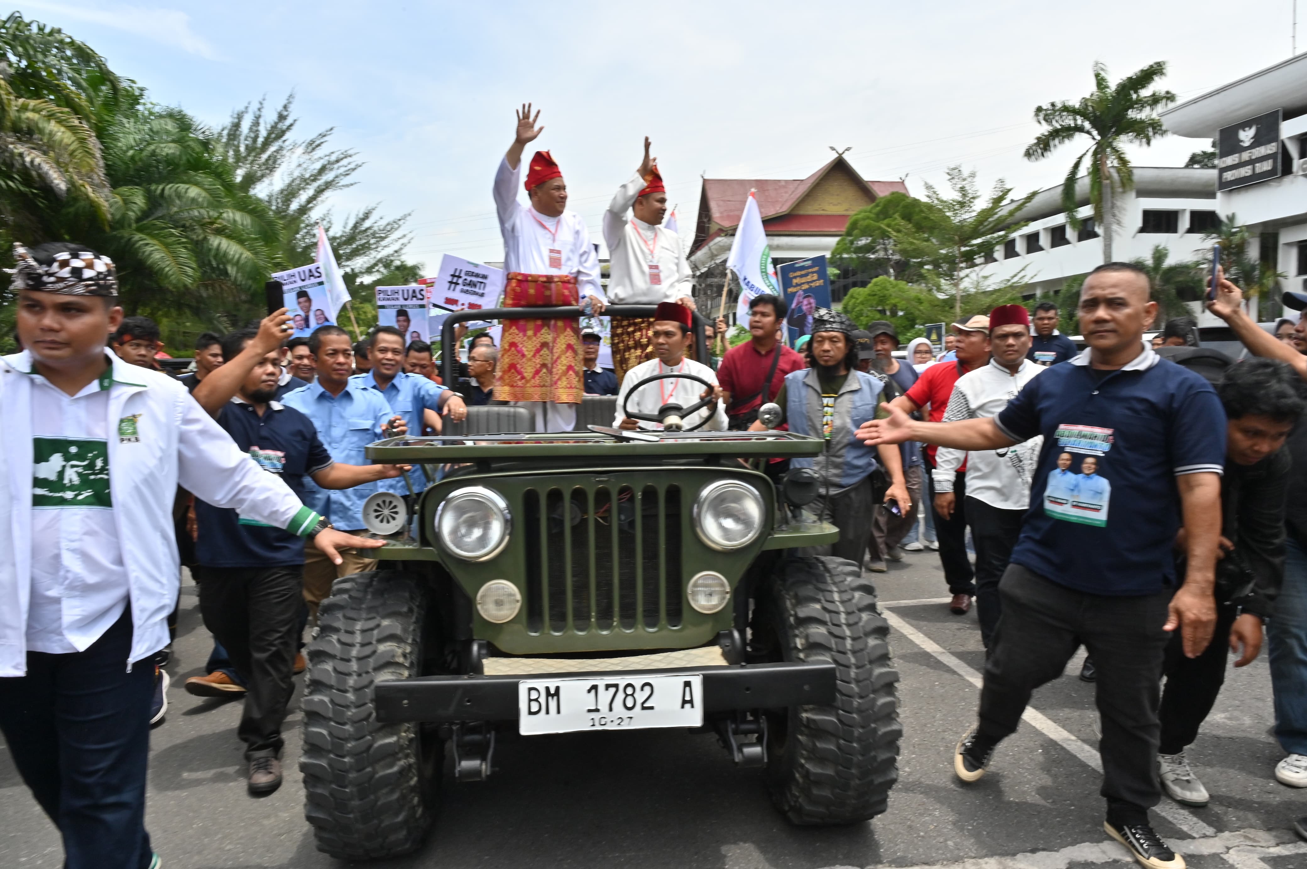 Ulama Pandu Jalan dan Arah Umara, Beredar Photo UAS Momen Hantarkan Cagub Bermarwah ke KPU