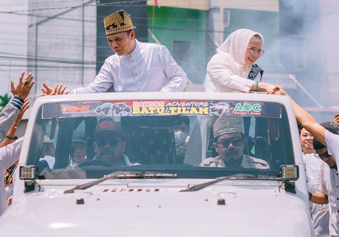 Diarak Ribuan Masyarakat, Calon Wali Kota dan Wakil Walikota Pekanbaru Muflihun-Ade Hartati Resmi Mendaftar Ke KPU