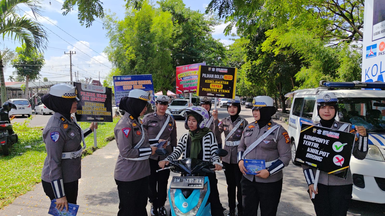 DITLANTAS POLDA RIAU EDUKASI PENGENDARA YANG MELINTAS DI BUNDARAN TUGU KERIS