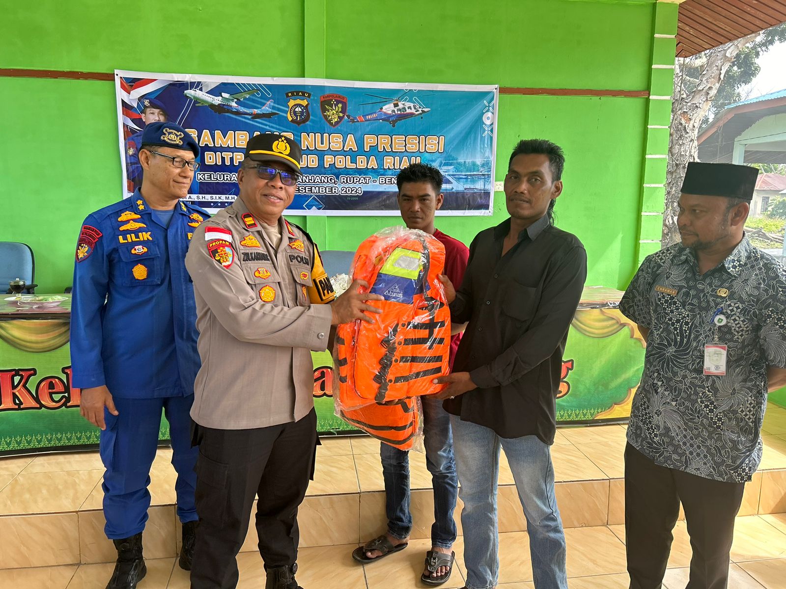 Kapolsek Rupat Dampingi Perwakilan Ditpolairud Polda Riau Dalam Kegiatan Sambang Nusa di Pulau Terluar