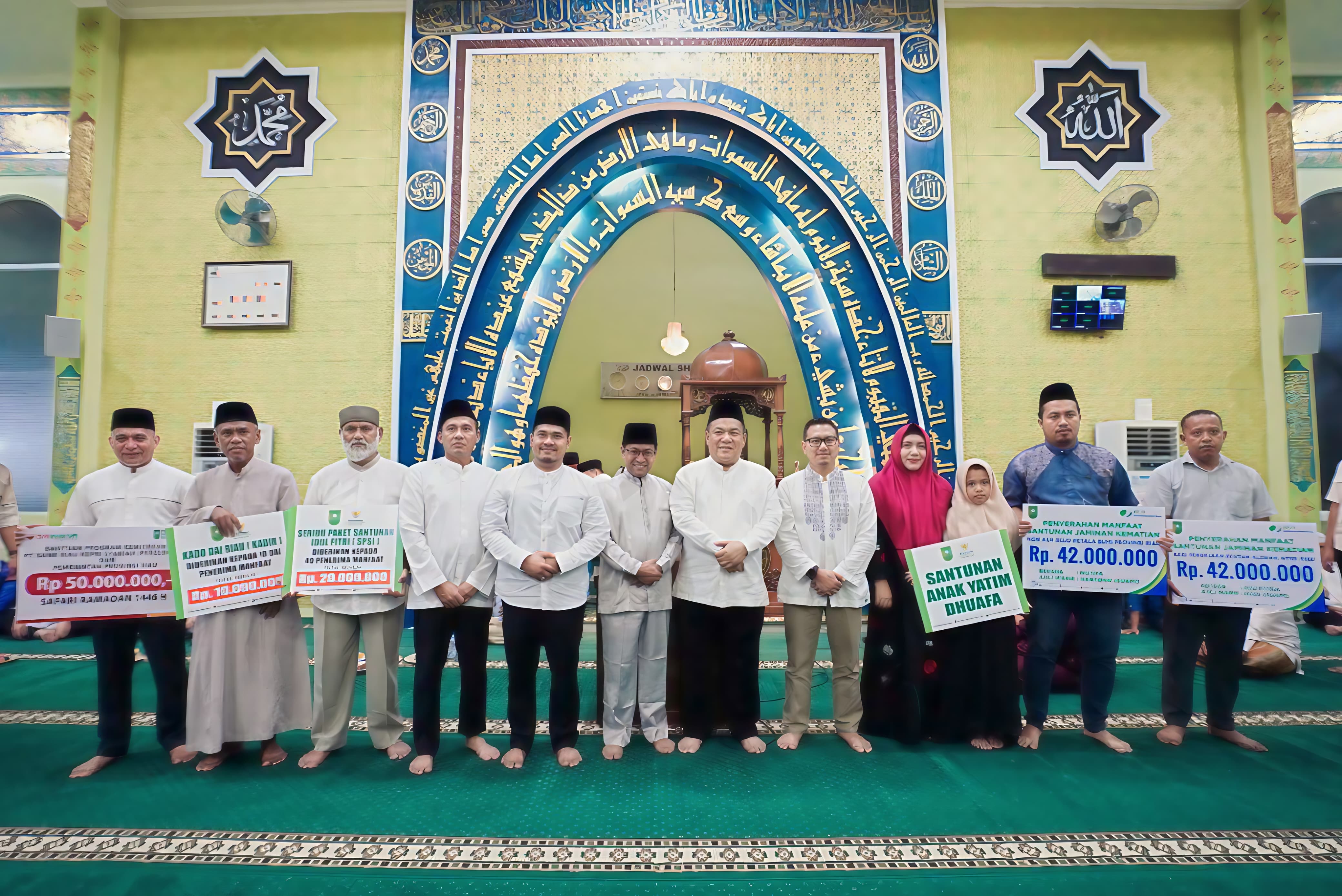 BRK Syariah Serahkan Bantuan CSR untuk Masjid Nurul Ibadah dalam Safari Ramadan Pemprov Riau