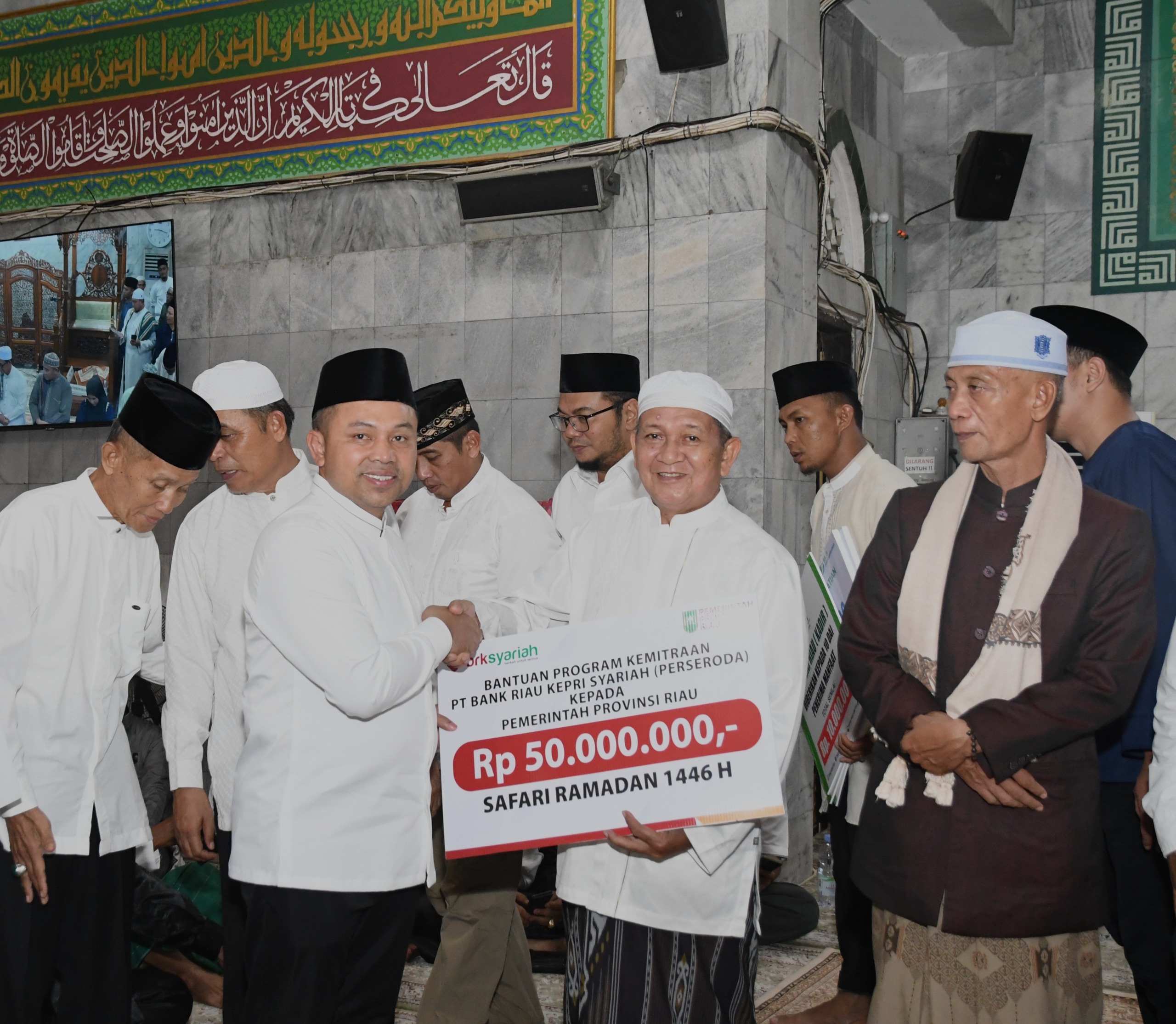 Dukung Program Pemprov Riau, 5 Masjid Di Tembilahan Terima Bantuan CSR BRK Syariah