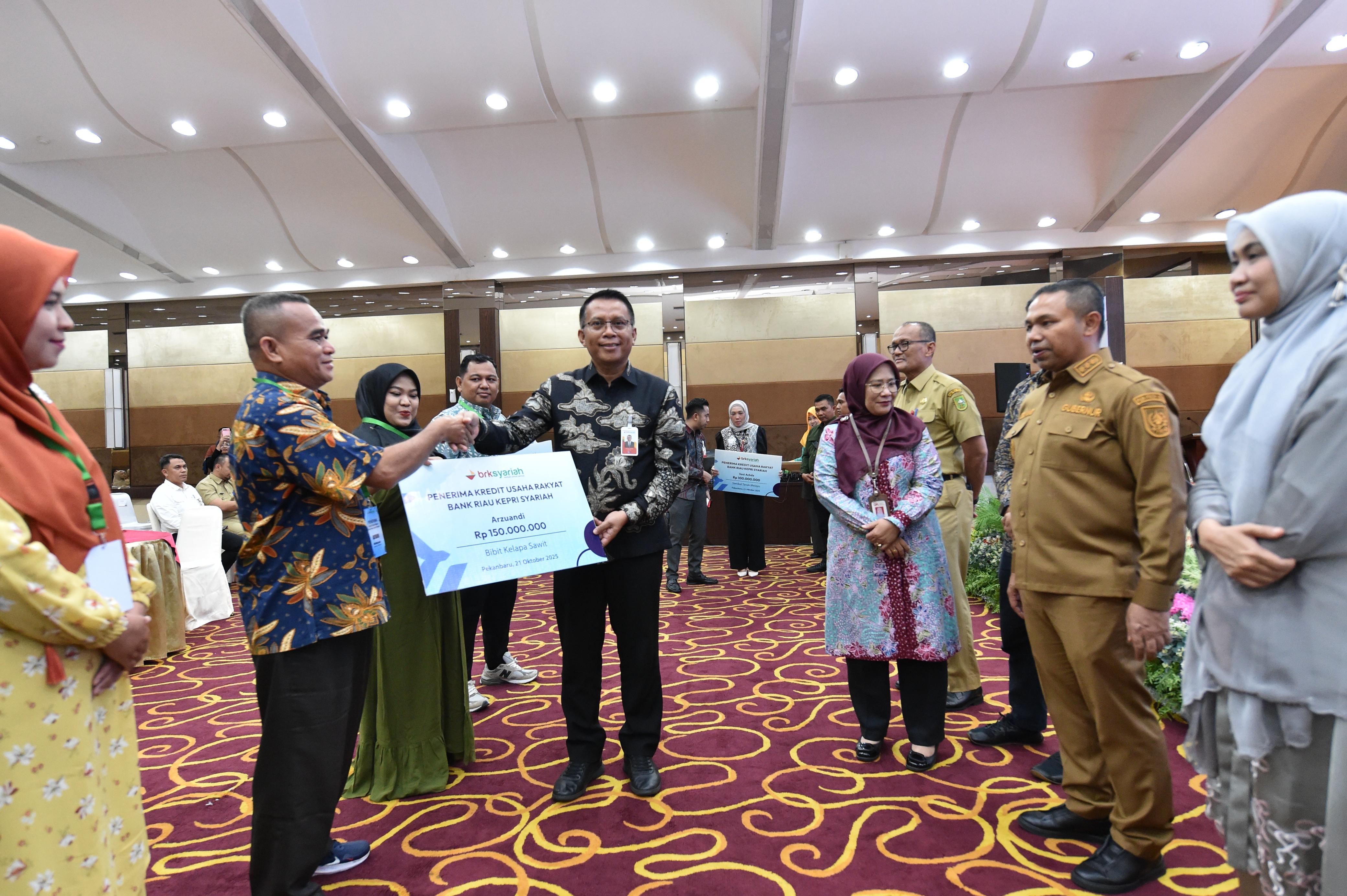 BRK Syariah dan Pemrov Riau Ikuti Akad Massal KUR 800.000 Debitur Serta Peluncuran Kredit Program Perumahan