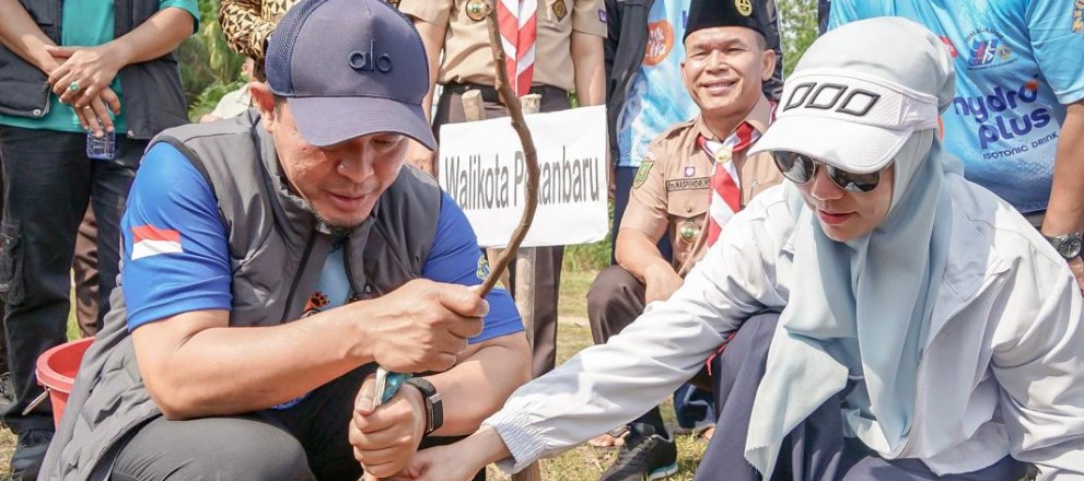 Walikota dan Wawako Pekanbaru Ikut Tanam 1.000 Pohon Hijaukan Sport Center Kulim