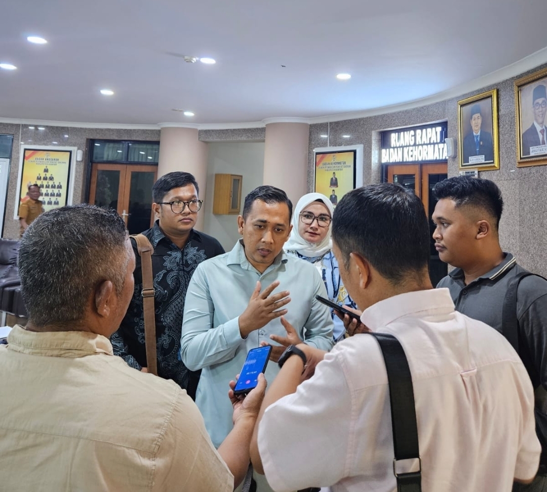 Terungkap, Pelecehan Oleh Oknum Guru Di Kampar Tidak Terbukti Saat Konfrontir Oleh Komisi II DPRD Kampar Foto Dok. Istimewa (Rico Febputra, SH-Tengah) (Suhendri Perdana-Kiri) (Irenda Destian, SH-Kanan) Dari Firma Hukum Rifera & Paramitra