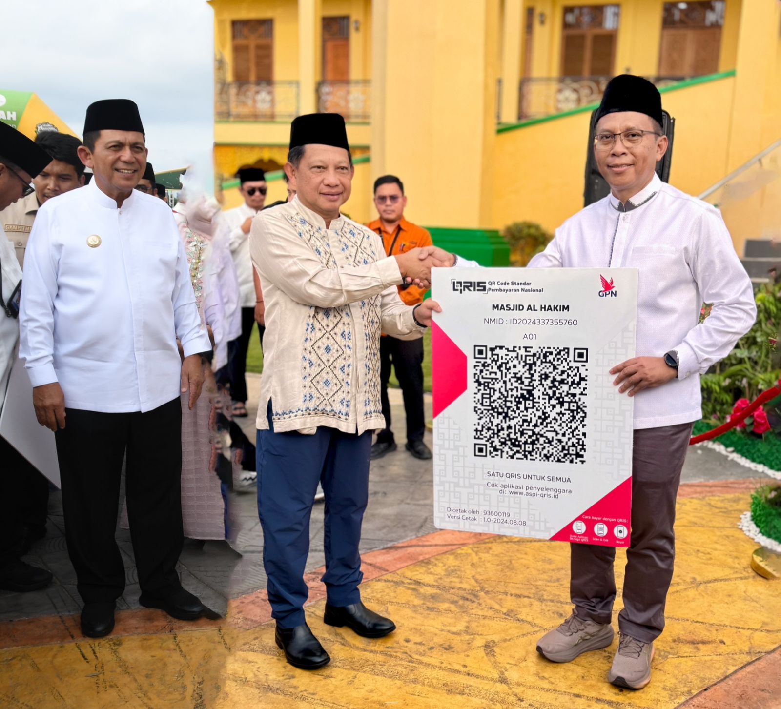 Apresiasi Program Digitalisasi Masjid, Mendagri Serahkan QRIS ZISWAF BRK Syariah di Kepri