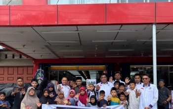 Baznas dan Komnas PA Pelalawan Ajak 30 Anak Yatim Belanja Lebaran di Pangkalan Kerinci