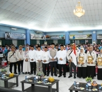 Plt Dirut BRK Syariah Dampingi Plt Gubri Lepas JCH Riau di Batam