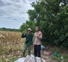 Linmas Dukung Program Ketahanan Pangan Polsek Rupat Melalui Panen Jagung Pipil