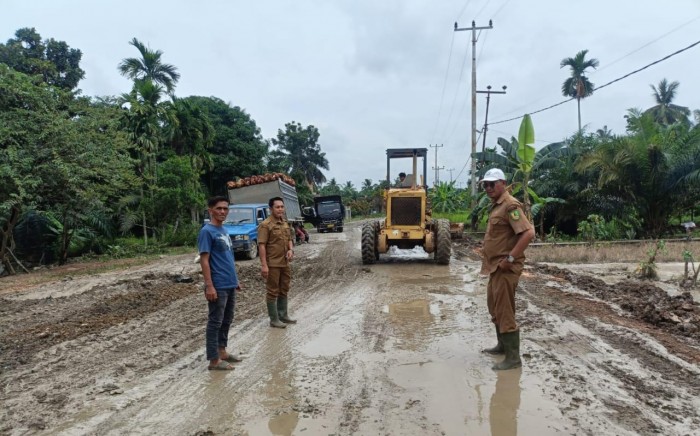 Pemkab Rohil Terjunkan Satu Unit Alat Berat Perbaiki Jalan Poros Kubu